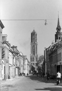 221154 Gezicht in de Lange Nieuwstraat te Utrecht, uit het zuiden; op de achtergrond de Domtoren en rechts de toren van ...
